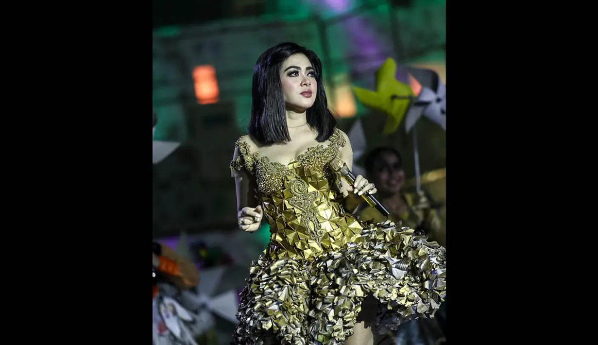 Dengan gaya rambut sleek dan poni menyampingnya, Syahrini terlihat lebih rapi dan elegan, Jakarta, (8/10/14).(Liputan6.com/Faizal Fanani)