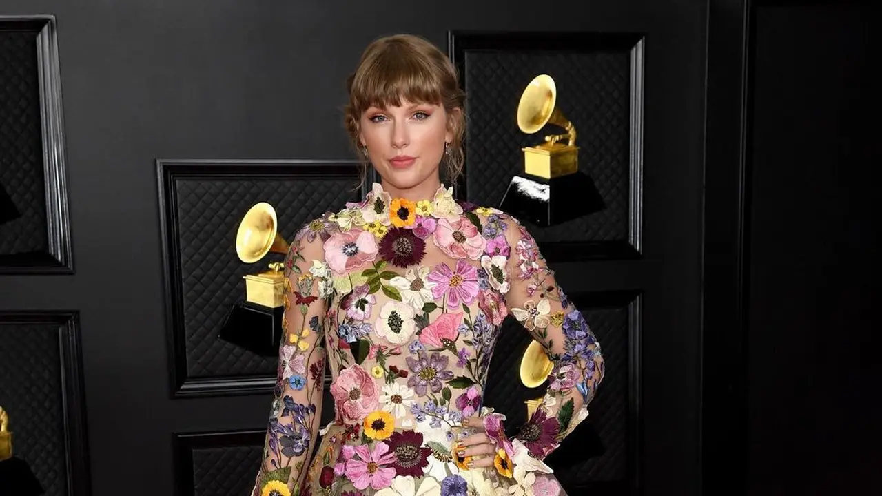 Gaun Bertabur Bunga Taylor Swift Kisahkan Cerita Dongeng di Grammy Awards 2021