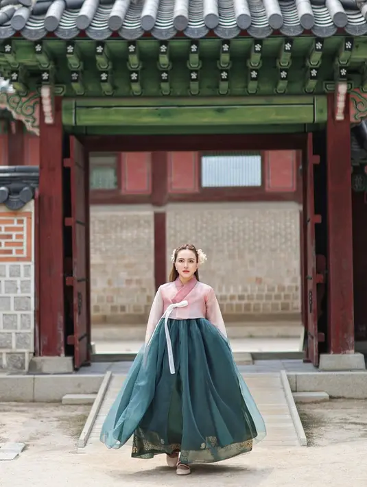 Tampak dalam unggahan terbarunya, Shandy mengenakan hanbok dengan warna-warna lembut namun elegan. [@shandyaulia].