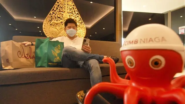 Pemegang kartu kredit CIMB Niaga sedang mengubah transaksi menjadi cicilan 0 persen melalui OCTO Mobile di Jakarta, Rabu (24/3/2021).