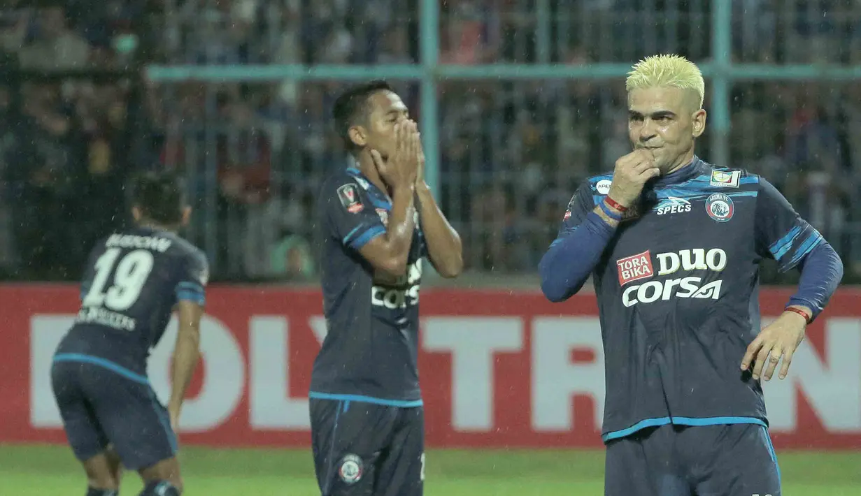 Striker Arema, Cristian Gonzales, dan rekan-rekannya tampak lesu usai melawan Persija pada laga Piala Presiden 2017 di Stadion Kanjuruhan, Malang, Sabtu (11/2/2017). Arema bermain imbang 1-1 melawan Persija. (Bola.com/Reza Bachtiar)
