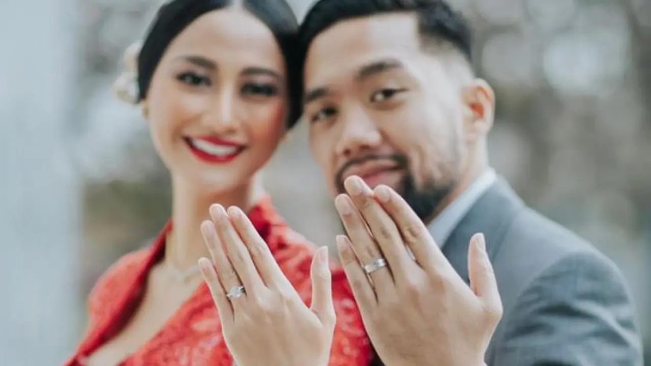 6 Potret Puteri Indonesia Ayu Maulida Berkebaya Merah saat Menikah secara Sipil di Swiss