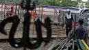 Pekerja menyelesaikan pembuatan kubah masjid di kawasan Kalimalang, Jakarta, Kamis (15/4/2021). Pandemi COVID-19 turut membuat para perajin kubah masjid sepi pesanan pada momen Ramadhan tahun lalu. (Liputan6.com/Herman Zakharia)
