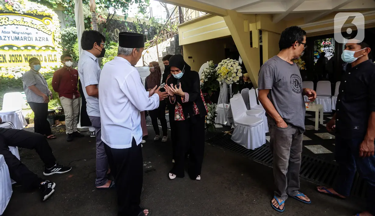 Suasana rumah duka mendiang Ketua Dewan Pers Azyumardi Azra di Perumahan Puri Laras 2, Ciputat, Tangerang Selatan, Banten, Senin (19/9/2022). Azyumardi Azra meninggal dunia di Rumah Sakit Kedah, Selangor, Malaysia, 18 September 2022 pukul 12.30 waktu setempat. (Liputan6.com/Johan Tallo)