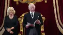 <p>Raja Charles III (kanan) dan Permaisuri Camilla saat upacara proklamasi bersama Dewan Aksesi di Istana St. James, London, Inggris, Sabtu (10/9/2022). Pada acara itu, Raja Charles III menyampaikan pidato di hadapan sejumlah pejabat, termasuk mantan perdana menteri. (Victoria Jones/Pool Photo via AP)</p>