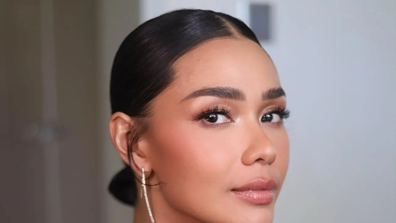 Detail Makeup Glowing Adinia Wirasti yang Resmi Menikah dengan Aktor Australia