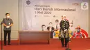 Menaker Ida Fauziah didampingi Pendiri Yayasan Pendidikan Pelita Harapan James Riady memberi sambutan pada acara sumbangan 1000 rapid test untuk para pekerja dan buruh di Gedung Kemenaker, Jumat (1/5/2020). Rapid test diadakan 4 gelombang. (Liputan6.com/Fery Pradolo)