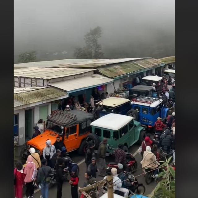 Didominasi Wisnus, Pengunjung Antre sampai 2 Jam untuk Masuk Gunung Bromo Saat Libur Natal