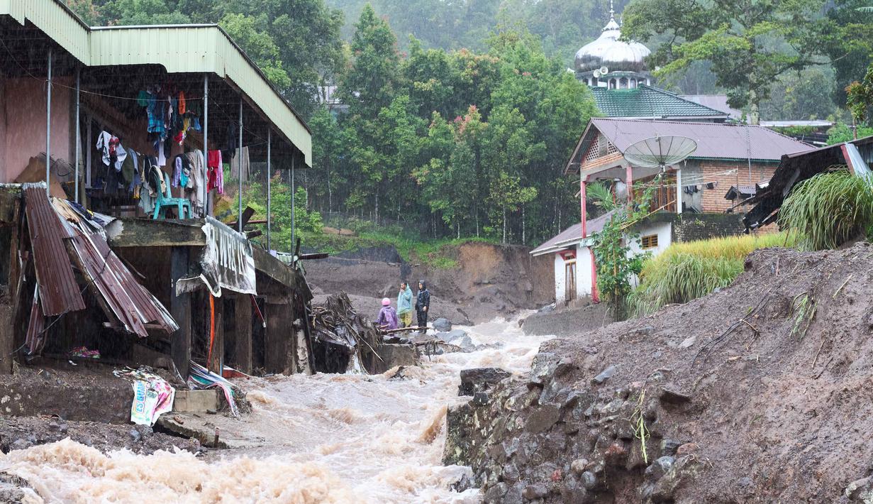 Di provinsi Aceh, banjir bandang juga dilaporkan terjadi di beberapa wilayah seperti Pidie, Aceh Besar, Pidie Jaya, Aceh Tamiang, Aceh Tenggara, Aceh Barat, Subulussalam, Bireuen, Lhokseumawe, Aceh Timur, Langsa, Bener Meriah, Gayo Lues, Aceh Singkil, Aceh Utara, dan Aceh Selatan. Tampak dalam foto, warga memeriksa kerusakan akibat banjir di Malalak, Sumatera Barat, Kamis 27 November 2025. (AP Photo/Ade Yuandha)