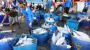 Nelayan menurunkan ikan hasil tangkapan laut di Muara Baru, Jakarta, Kamis (29/3). Untuk mendorong ekspor komoditas perikanan KKP akan memberikan bantuan alat penangkapan ikan yang ramah lingkungan. (Liputan6.com/Angga Yuniar)