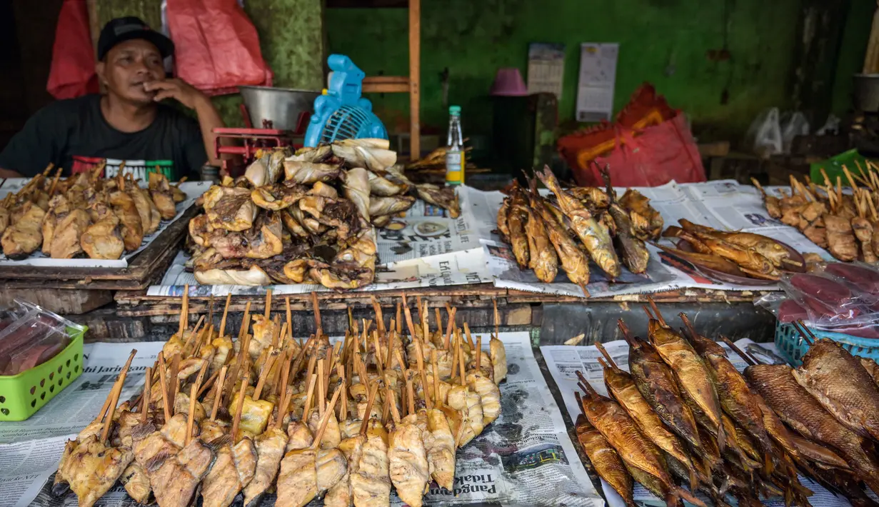 Seorang penjual ikan asap menunggu pelanggan di Surabaya, Jawa Timur, Rabu 6 Mei 2026. Menteri Usaha Mikro, Kecil, dan Menengah (UMKM) Maman Abdurrahman menyampaikan, pada Selasa (5/5/2026), hingga 3 Mei 2026, penyaluran Kredit Usaha Rakyat (KUR) kepada sektor usaha mikro mencapai sekitar Rp 70 triliun. (JUNI KRISWANTO/AFP)