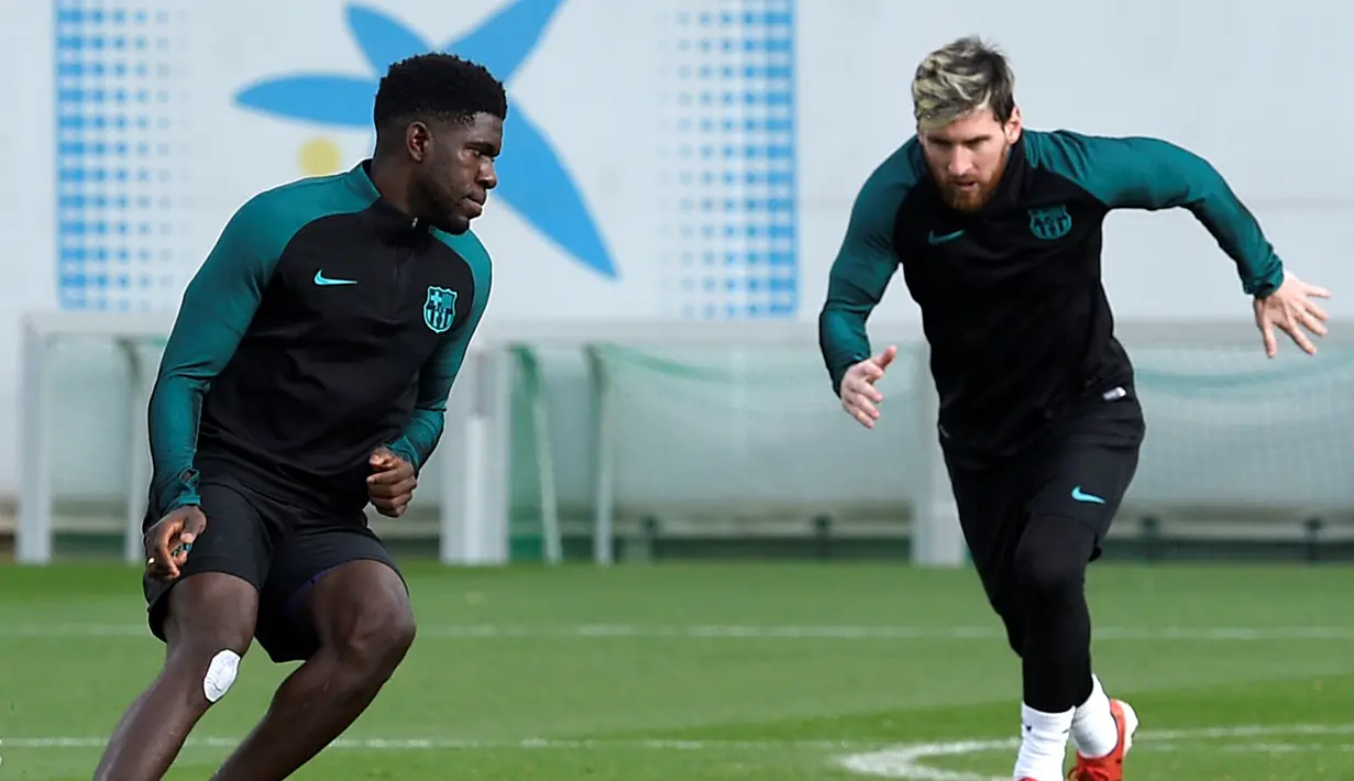 Lionel Messi dan Samuel Umtiti serius melahap salah satu sesi dalam latihan di Sports Center FC Barcelona Joan Gamper di Sports Center FC Barcelona Joan Gamper, Barcelona, (5/12/2016). (AFP/Lluis Gene)