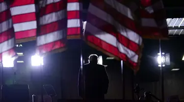 Presiden Donald Trump selesai berbicara dalam rapat umum kampanye di Mosinee, Wis., Kamis (17/9/2020). (AP Photo / Evan Vucci)