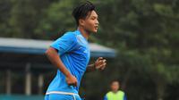 Ahmad Nur Hardianto ikut berlatih bersama Arema FC Lapangan Dirgantara Lanud Abd Saleh, Malang, Senin (4/12/2017). Namun, Hardianto tidak berstatus sebagai pemain Arema. (Liputan6.com/Rana Adwa)
