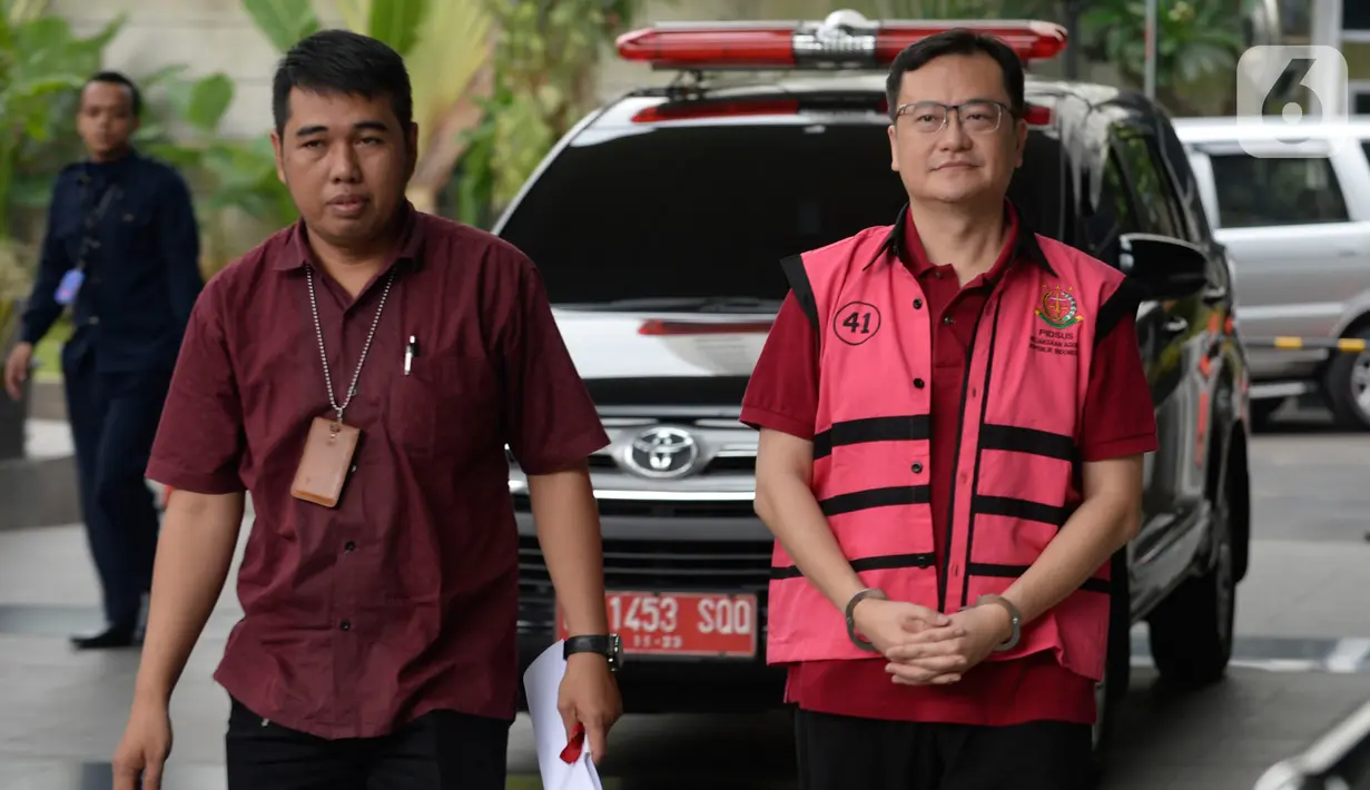 Komisaris PT Hanson International Tbk (MYRX), Benny Tjokrosaputro tiba di Gedung KPK untuk menjalani pemeriksaan oleh penyidik Kejaksaan Agung di Jakarta, Jumat (31/1/2020). Benny diperiksa sebagai tersangka terkait kasus dugaan korupsi di PT Asuransi Jiwasraya (Persero). (merdeka.com/Dwi Narwoko)