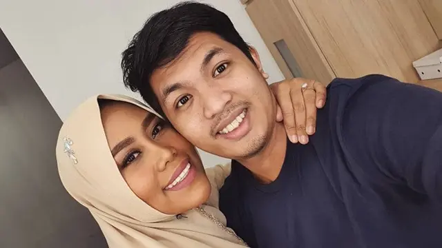 7 Potret Mesra Evi Masamba dan Sang Suami yang Jarang Tersorot