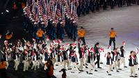 Kontingen Indonesia mengibarkan bendera Merah Putih ketika mengikuti devile pembukaan SEA Games XXIX di Stadion Bukit Jalil, Kuala Lumpur, Sabtu (19/8). Pembukaan SEA Games ke-29 tercoreng dengan gambar bendera Indonesia terbalik. (AP Photo/Vincent Thian)
