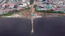Foto aerial suasana gerebek sampah di Pesisir Teluk Jakarta, Cilincing, Jakarta Utara, Minggu (15/4). Sebanyak 12 unit truk sampah, dua alat berat dan ribuan kantong sampah plastik dikerahkan dalam kegiatan ini. (Liputan6.com/Arya Manggala)