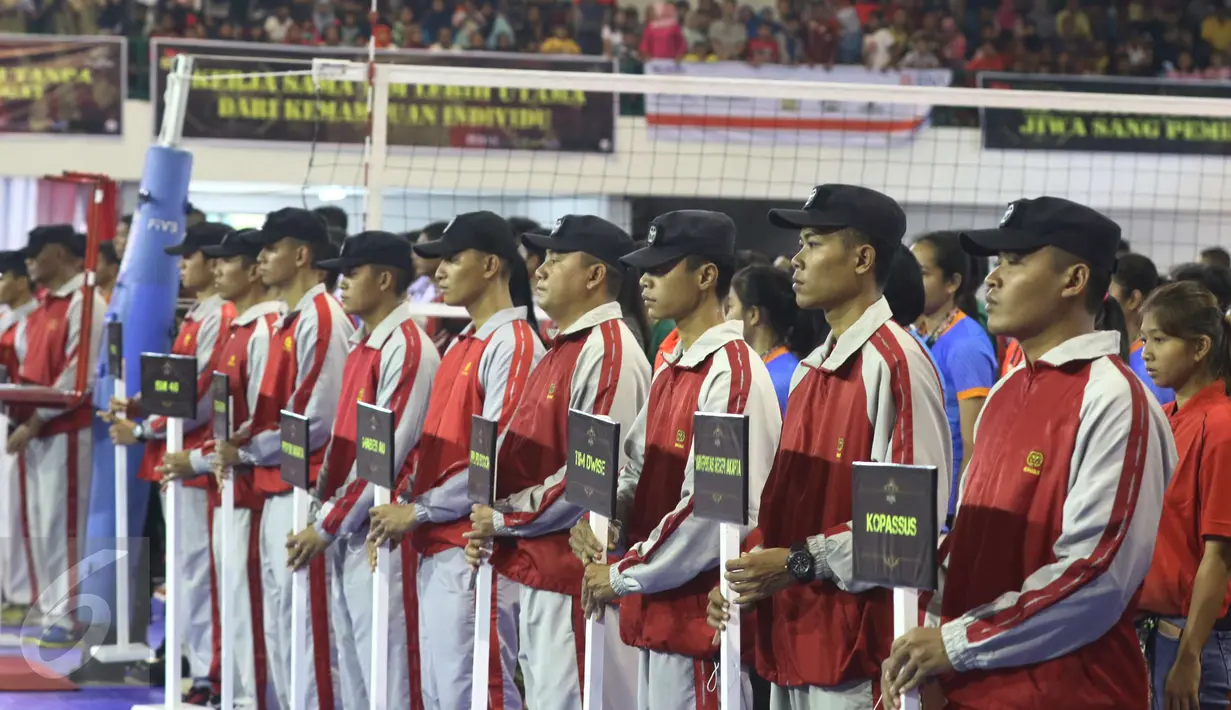 Para peserta saat mengikuti upacara pembukaan Danjen Kopassus-BNI Open Volleyball Tournament di Gedung Nanggala Markas Kopassus, Cijantung, Jakarta (2/4). Turnamen ini akan digelar pada 2 hingga 7 April mendatang. (Liputan6.com/Helmi Afandi)