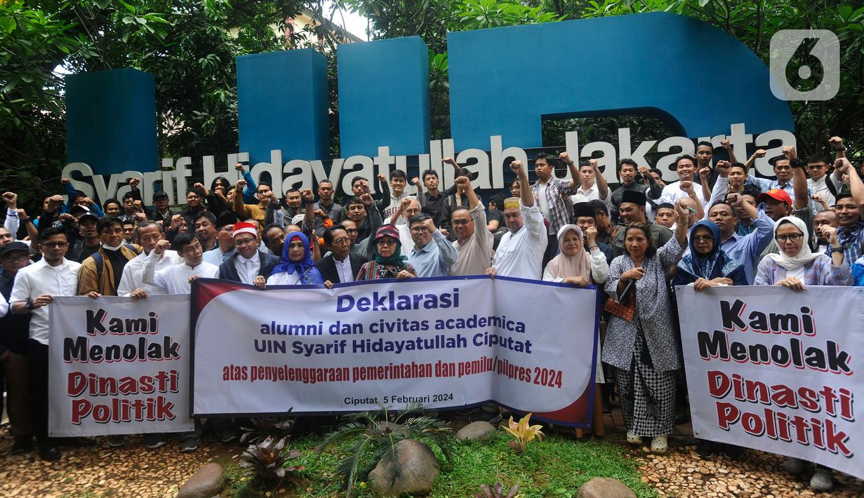 Sivitas akademika dan alumni Universitas Islam Negeri (UIN) Syarif Hidayatullah saat menyampaikan Seruan Ciputat mengenai perkembangan Pemilu 2024 di Kampus UIN, Tangerang Selatan, Banten, Senin (5/2/2024). (merdeka.com/Arie Basuki)
