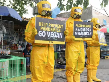 Aktivis People for the Ethical Treatment of Animals (PETA) menggunakan Alat Pelindung Diri (APD) saat melakukan aksi protes di Pasar Hewan Jatinegara, Jakarta, Selasa (12/11/2024). (Liputan6.com/Herman Zakharia)