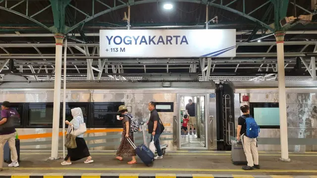 Penumpang melintas di Stasiun Tugu Yogyakarta