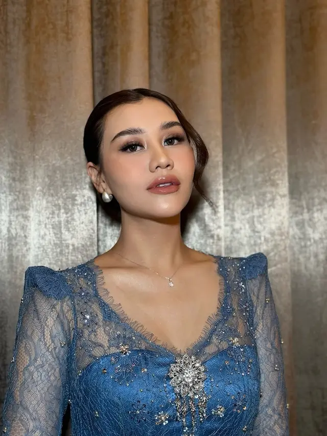 6 Inspirasi Hairdo Elegan untuk Kondangan ala Aaliyah Massaid, dari Updo with Bangs hingga Half Updo