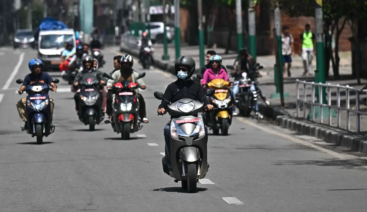 Sejumlah pusat perbelanjaan kembali dibuka setelah tutup selama berhari-hari, sementara arus lalu lintas di Kathmandu, Nepal mulai kembali lancar. (Pedro PARDO/AFP)