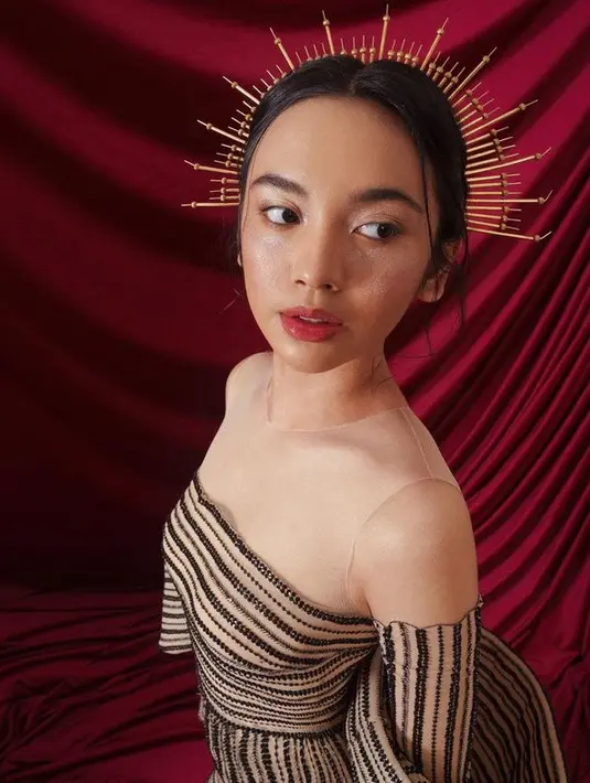 Meski tampil dengan busana yang ekspos bagian dada, Lyodra tetap tampil dengan baju dalam yang senada dengan warna kulit. (instagram.com/winstongomez)