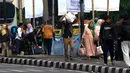 Kedatangan ini merupakan bagian dari arus balik Lebaran 2026 yang diperkirakan mencapai puncaknya pada hari ini. Tampak dalam foto, penumpang bus Antar Kota Antar Provinsi (AKAP) saat tiba di Terminal Kampung Rambutan, Jakarta Timur, Rabu (25/3/2026). (Kapanlagi.com/Budy Santoso)