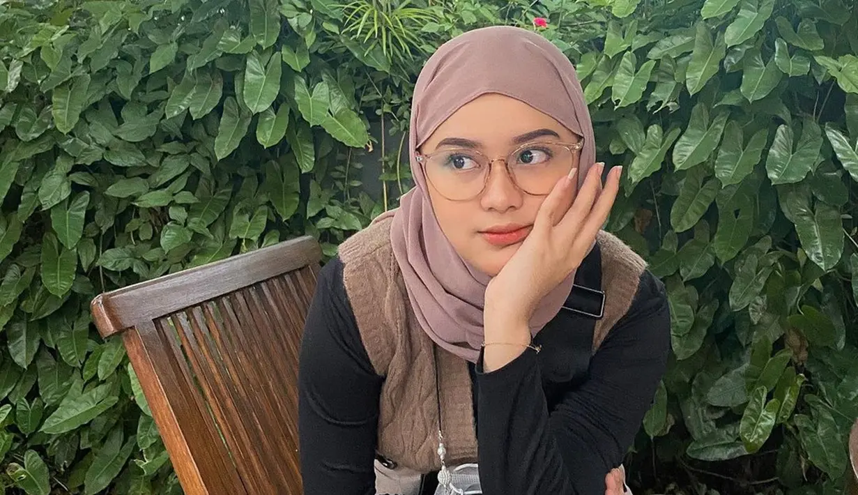 Alifhia Fitri, selebgram hits dengan jumlah followers mencapai 1,7 juta ini selalu tampil memesona di berbagai momen. Seperti saat ia bersantai dengan berpose topang dagu, Gaya santainya Fhia ini tetap terlihat cantik memesona meskipun tampil dengan outfit simpel.(Liputan6.com/IG/@alifhiafitri)