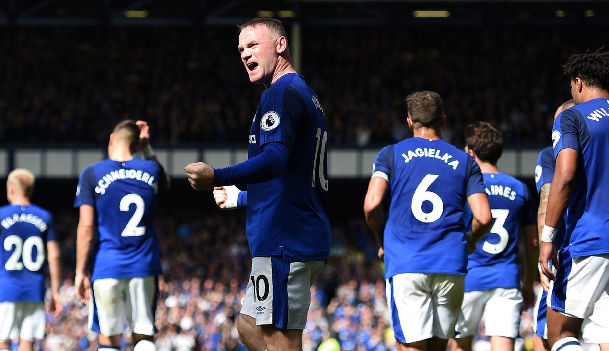 Gaya ekspresif Wayne Rooney untuk fans usai mencetak gol ke gawang Stoke City pada laga perdana Premier League 2017-2018 di Goodison Park, Liverpool (12/8/2017). Everton menang 1-0. (AFP/Oli Scarff)