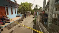 Tempat tinggal SA, pria yang menyerang Menko Polhukam Wiranto di Menes, Pandeglang, Banten dipasangi garis polisi. (Yandhi Deslatama/Liputan6.com)