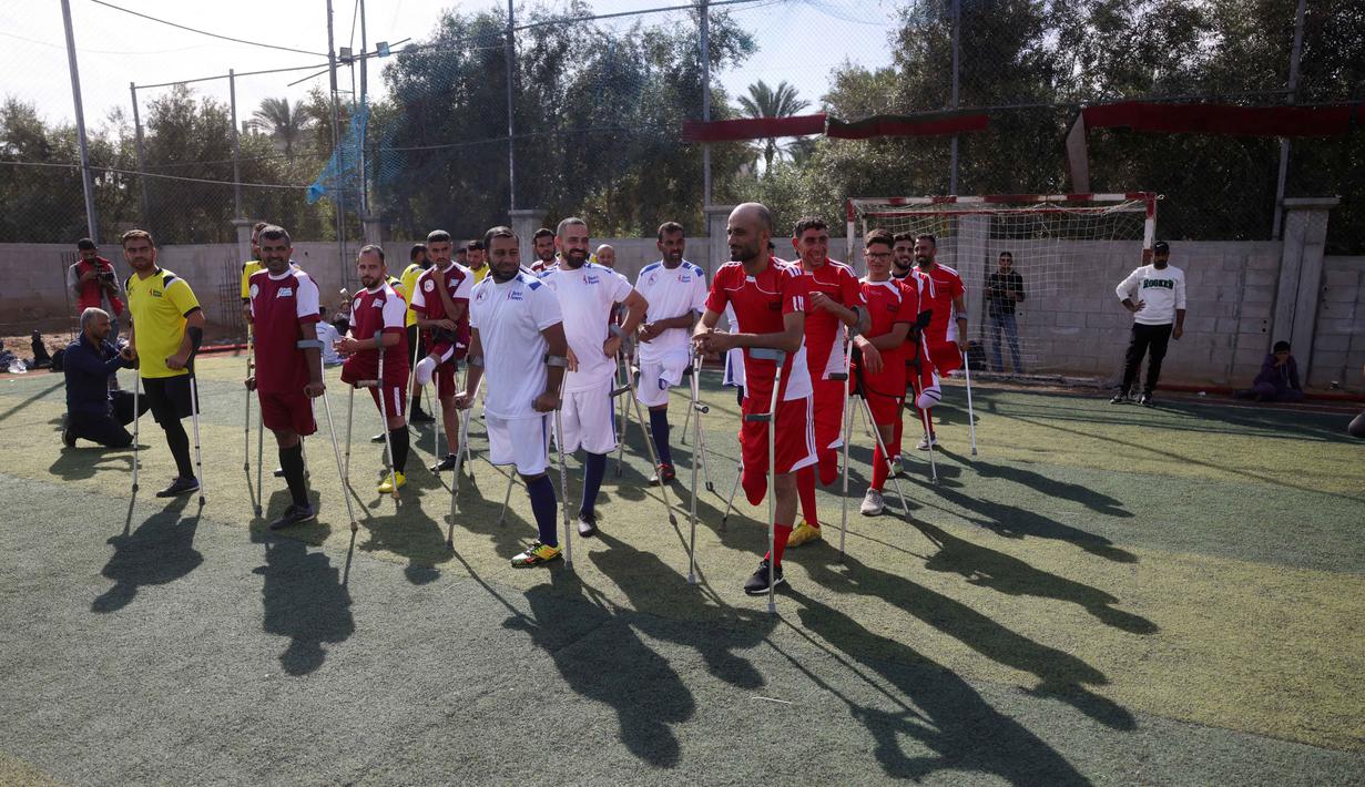 Para penyandang disabilitas amputasi Palestina bersiap untuk berpartisipasi dalam pertandingan sepak bola sebagai bagian dari ‘Hope Tournament’ atau Turnamen Harapan yang diselenggarakan oleh Asosiasi Deniz Feneri dan Asosiasi Sepak Bola Penyandang Disabilitas Palestina di Deir al-Balah, Jalur Gaza Tengah, pada 17 November 2025. ‘Hope Tournament’ atau Turnamen Harapan merupakan pertandingan sepak bola yang dimainkan oleh para penyandang disabilitas amputasi Palestina. (Bashar Taleb/AFP)