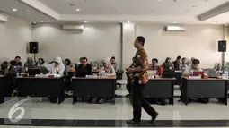 Tim veritifikator menunggu para pendaftar calon perorangan untuk pasangan cagub Pilkada DKI Jakarta, Rabu (3/8). KPUD DKI Jakarta resmi membuka pendaftaran untuk pasangan cagub dan cawagub Pilkada DKI lewat jalur perseorangan. (Liputan6.com/Yoppy Renato)