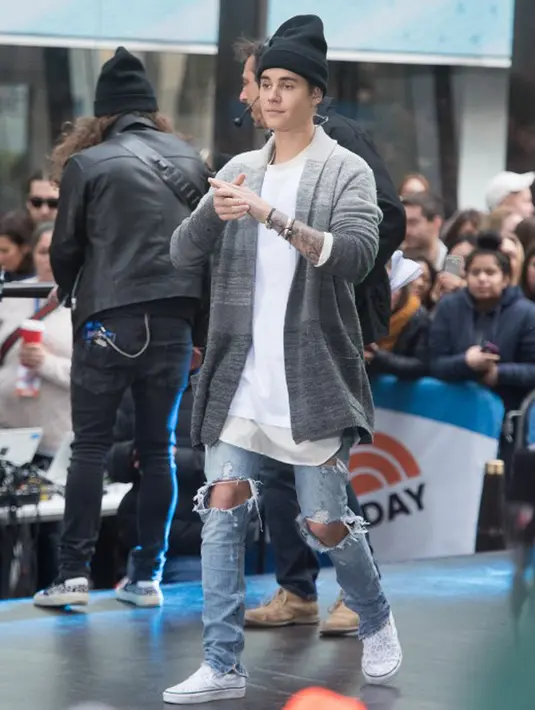 Dalam foto itu, Justin tampak mengenakan baju tahanan berwarna merah dengan pose wajah seperti orang yang tak menyesali perbuatannya. Namun unggahan ini mendapat tanggapan positif dari penggemarnya. (AFP/Bintang.com)