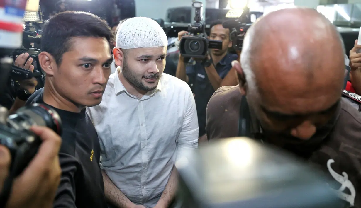 Vonis 1o bulan itu dipotong masa tahanan selama ini yang mendekam di Rutan Salemba. Sisa hukumannya, menurut majelis hakim, akan dilakukan rehabilitasi di RSKO Cibubur. (Adrian Putra/Bintang.com)