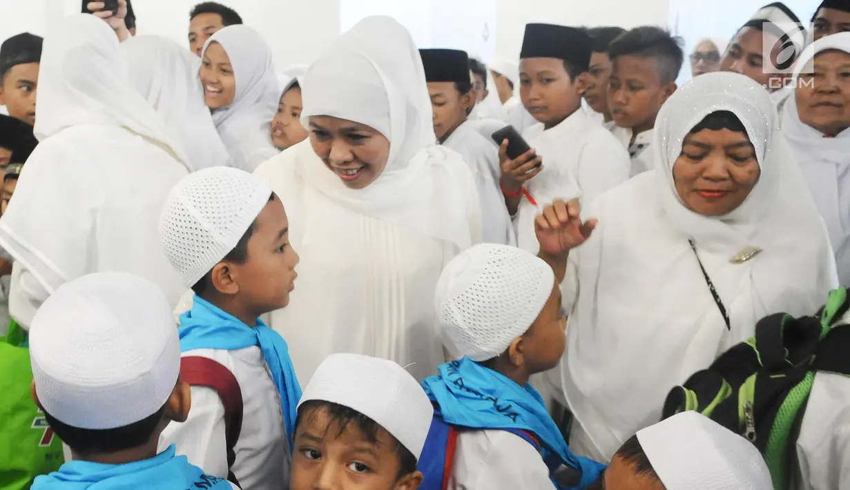 Ketua Umum Muslimat NU Khofifah Indar Parawansa menyapa anak yatim saat saat menggelar doa bersama di kompleks SUGBK, Jakarta, Sabtu (26/1). Puncak peringatan Harlah ke-73 Muslimat NU akan dilangsungkan 27 Januari 2019. (Liputan6.com/Herman Zakharia)