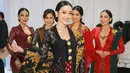 Tentu saja penampilan Puteri saat memakai kebaya ini berhasil mencuri perhatian netizen. Dirinya disebut terlihat semakin menawan dalam balutan kebaya. (Liputan6.com/IG/@putmod)