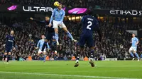 Striker Man City, Erling Haaland melakukan sundulan ke gawang Chelsea pada lanjutan Liga Inggris 2023/2024, Minggu (18/02//2024) dini hari WIB. Pada laga ini ia gagal mencetak gol. (DARREN STAPLES / AFP)
