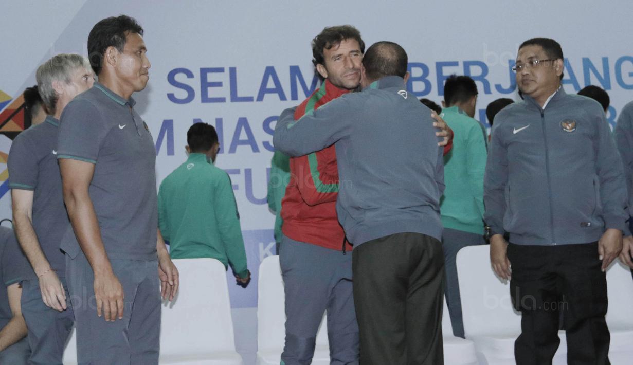 Pelatih Timnas Indonesia U-22, Luis Milla, menghadiri acara pelepasan Timnas Indonesia U-22 di Makostrad, Jakarta, Kamis (10/8/2017). PSSI resmi melepas para atlet untuk berlaga di Sea Games 2017 Malaysia. (Bola.com/M Iqbal Ichsan)