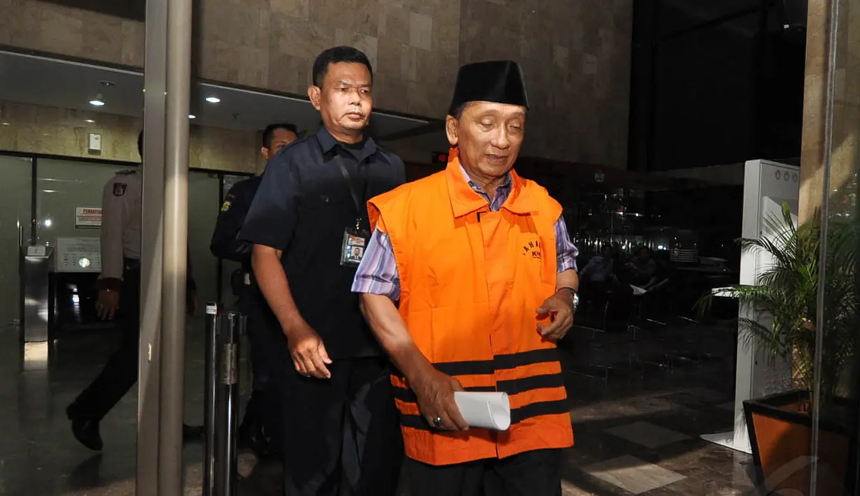 Fuad Amin Imron diperiksa sebagai tersangka dalam kasus dugaan korupsi penerimaan hadiah atau janji jual beli gas alam untuk Gresik dan Gili Timur, Bangkalan, Madura, Jawa Timur, Rabu (10/12/2014). (Liputan6.com/Miftahul Hayat)