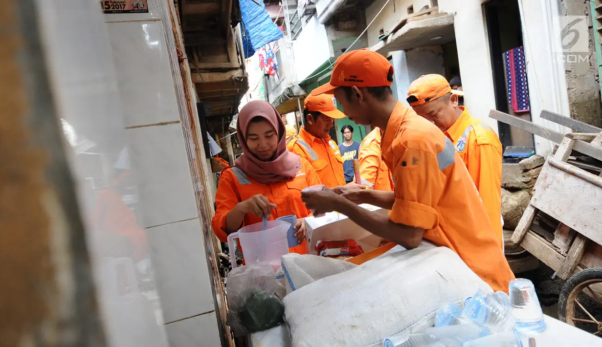 Petugas PPSU Kelurahan Kampung Melayu Siti Hajar seusai bekerja di kawasan Kebun Pala, Jakarta, Kamis (25/4). Karena kecintaannya dengan kebersihan, Siti Hajar ingin membuat lingkungan Jakarta lebih bersih dan indah. (Liputan6.com/Herman Zakharia)