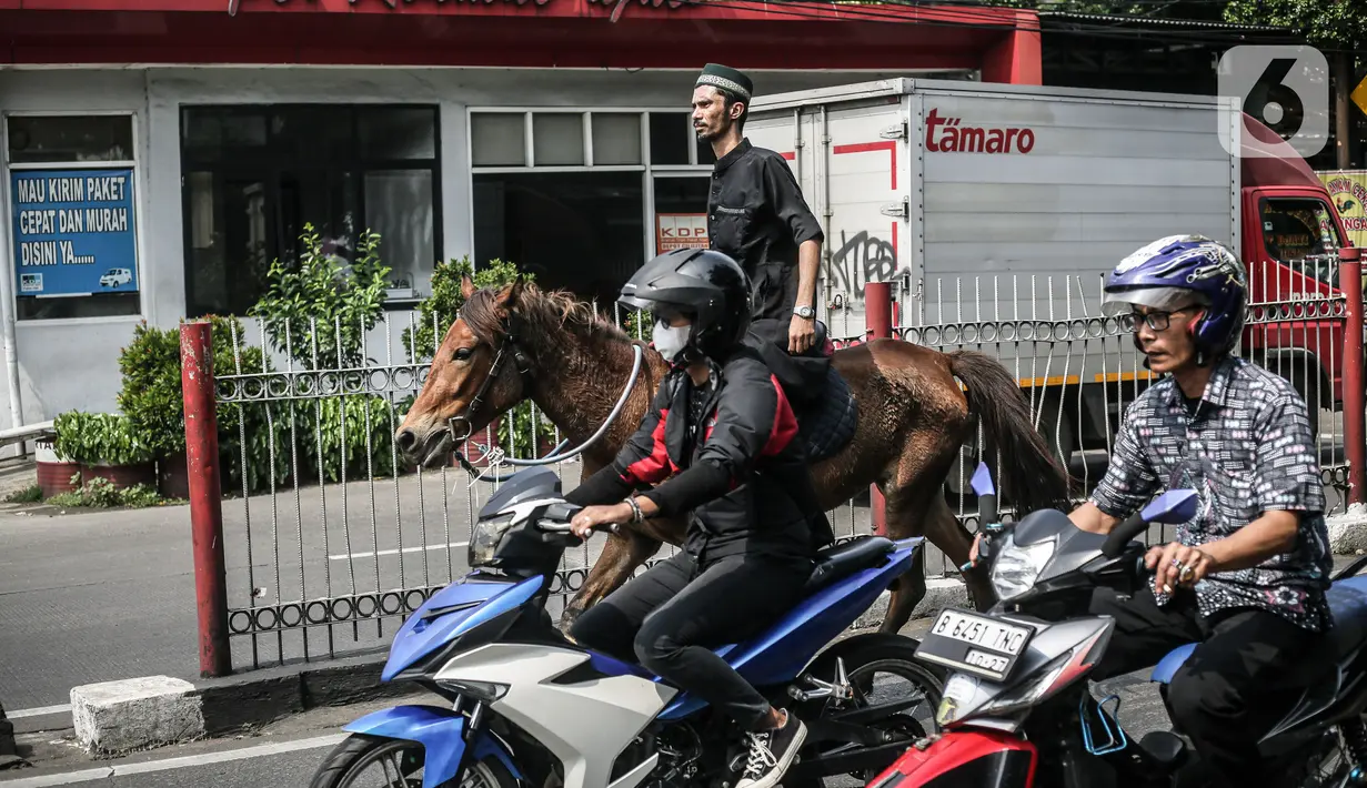 Seorang pria dengan menunggangi berhenti di antara pengguna jalan. (Liputan6.com/Faizal Fanani)