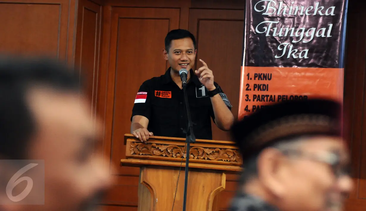 Cagub DKI Jakarta, AgusHarimurtiYudhoyono (AHY-tengah) memberipernyataansaatbertemukoalisitujuhpartai non parlemen di Jakarta, Sabtu (28/1). Selainbertatapmuka, AHY jugamemaparkanvisimisinya. (Liputan6.com/HelmiFithriansyah)