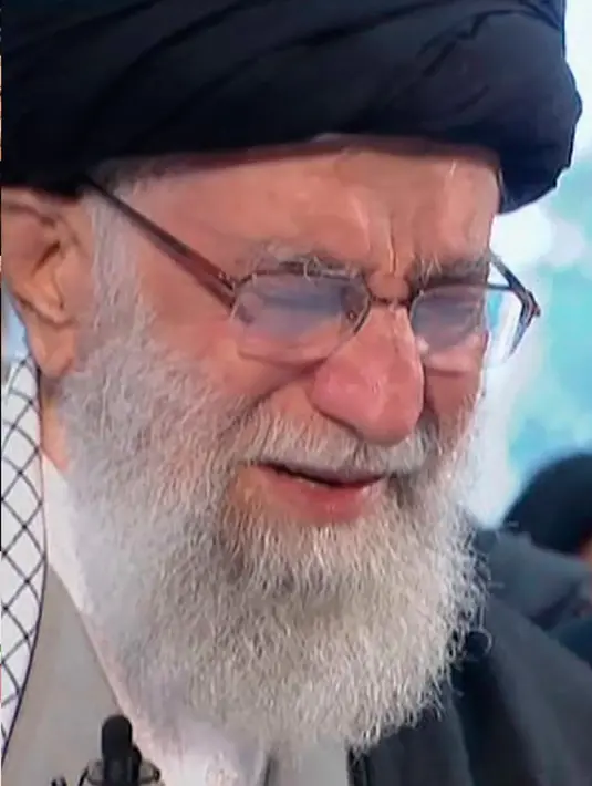 Pemimpin Tertinggi Iran, Ayatollah Ali Khamenei menangis saat berdoa atas jenazah Mayor Jenderal Qassem Soleimani di Universitas Teheran, Senin (6/1/2020). Qassem Soleimani tewas setelah menjadi target serangan drone AS di Bandara Internasional Baghdad beberapa hari lalu. (Iran Press TV via AP)