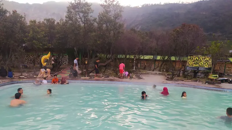 Beberapa pengunjung tengah menikmati sensasi berendam di kolam renang  air hangat dan belerang TWA Papandangan, Garut, Jawa Barat.