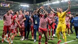 Olympiakos berhasil meraih gelar juara Europa Conference League 2023/2024 usai menumbangkan Fiorentina di Agia Sophia Stadium, Athena pada Kamis (30/5/2024) dini hari WIB. (Aris MESSINIS/AFP)