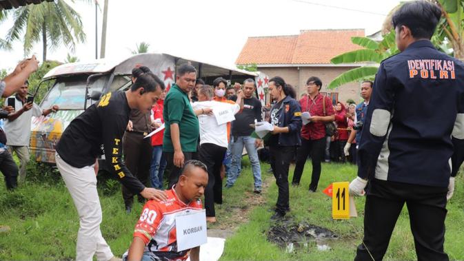 Rekonstruksi Adik Bunuh Kakak Ipar di Pringsewu, Golok Akikah Berlumur Darah