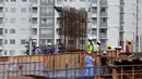 Pekerja menyelesaikan pembangunan gedung bertingkat di Jakarta, Rabu (10/6/2015). Kondisi perekonomian Indonesia pada kuartal I-2015 mengalami perlambatan dan berdampak pada pertumbuhan pasar properti. (Liputan6.com/Johan Tallo)
